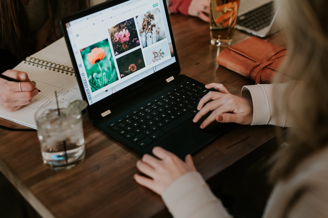 Dyskryminacja w internecie – jak sobie z nią radzić?