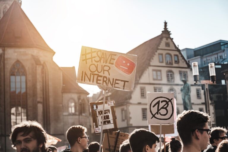 Przeciwdziałanie mowie nienawiści w sieci – przewodnik dla młodzieży