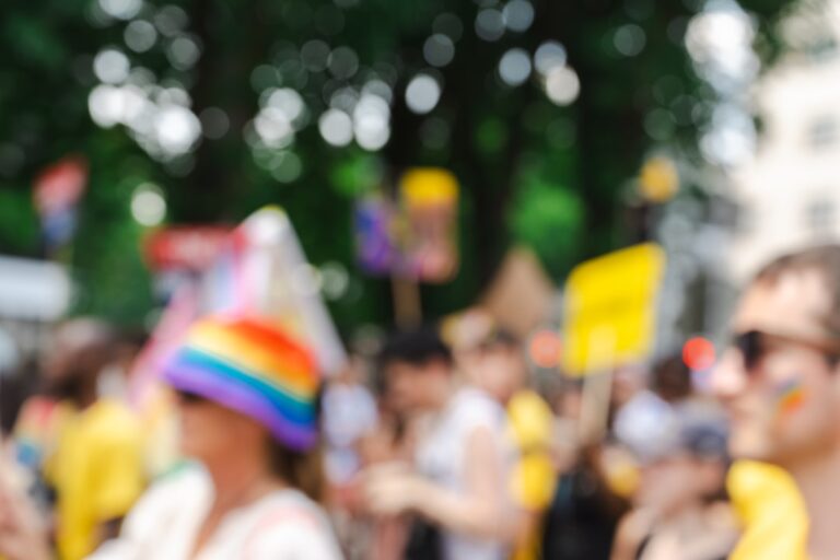 Równość w rodzicielstwie osób LGBTQ+ i przysługujące im prawa rodzicielskie